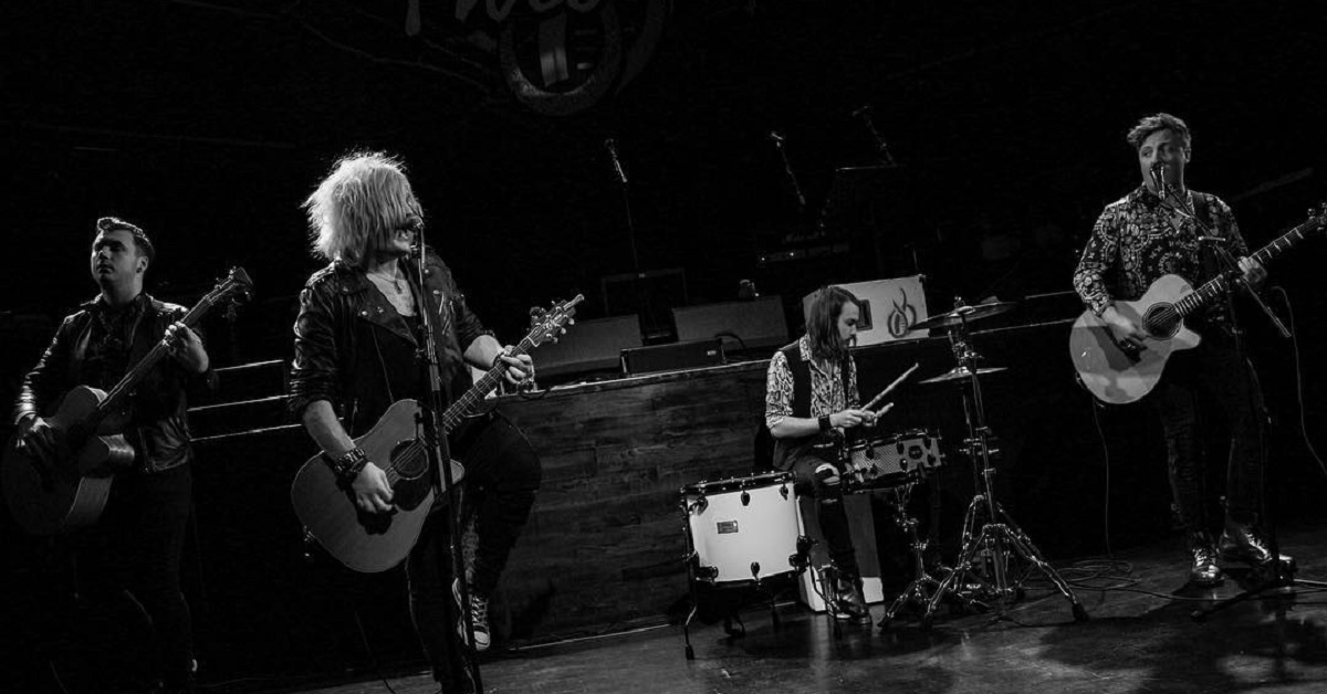 La banda Juliet’s Not Dead tocando en directo con actitud enérgica y estética de hard rock clásico.