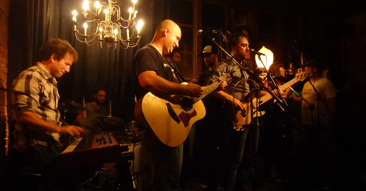 La banda Massy Ferguson actuando en directo, transmitiendo la esencia de la música roots americana desde Seattle.