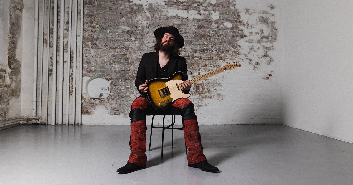 Jack J Hutchinson con su guitarra